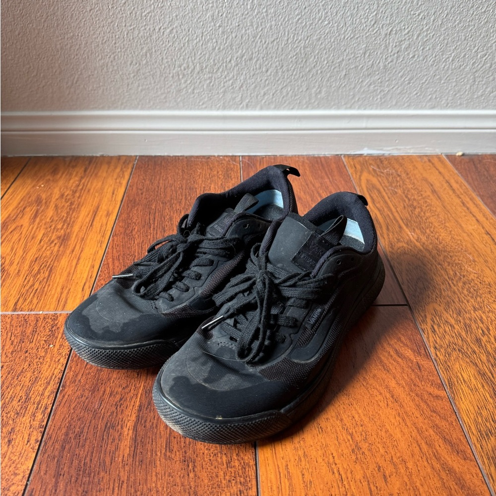 Vans Black Sneakers Sleek Minimalist Design